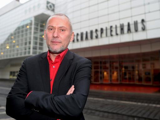 Intendant Lars-Ole Walburg steht  vor dem Schauspielhaus in Hannover.