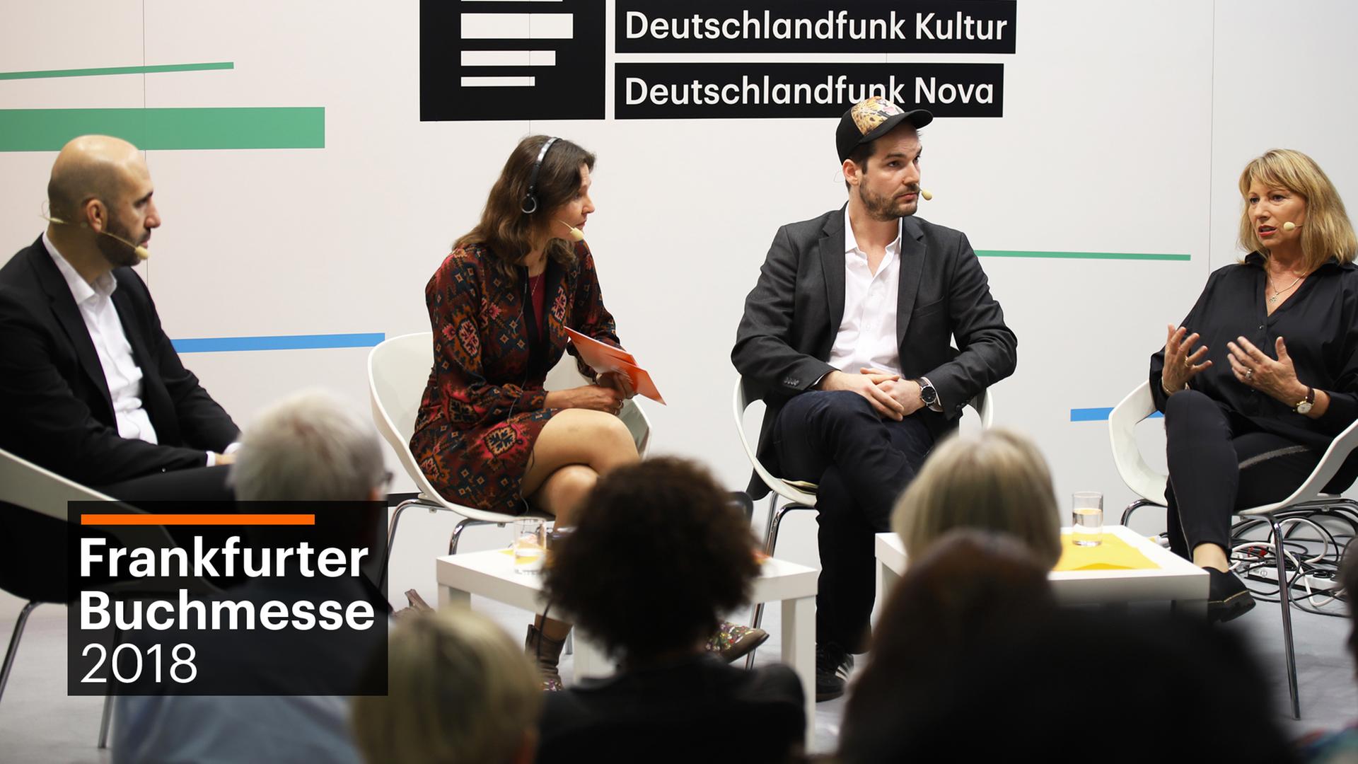 Ahmad Mansour, Maike Albath, Max Czollek und Petra Köpping sitzen auf der Frankfurter Buchmesse 2018 im Kreis und sprechen miteinander. Ahmad Mansour, Maike Albath, Max Czollek und Petra Köpping sitzen auf der Frankfurter Buchmesse 2018 im Kreis und sprechen miteinander.