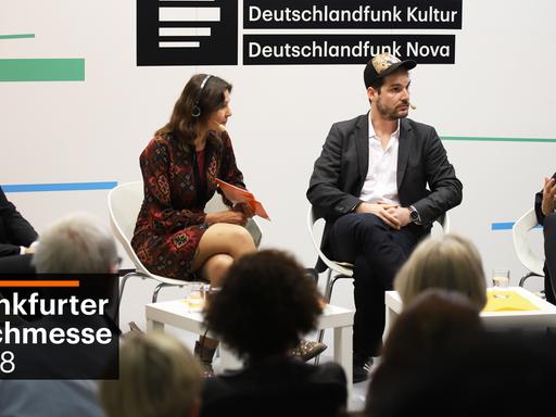  Ahmad Mansour, Maike Albath, Max Czollek und Petra Köpping sitzen auf der Frankfurter Buchmesse 2018 im Kreis und sprechen miteinander.