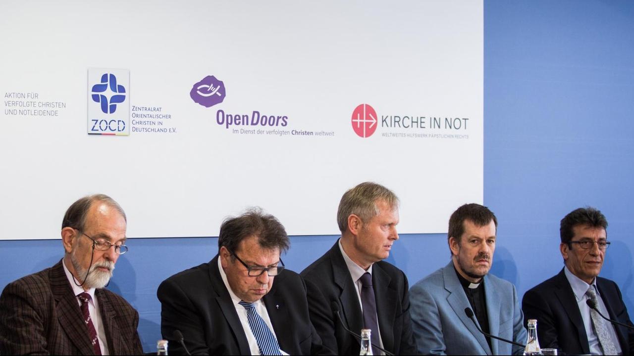 Open-Doors-Chef Markus Rode (3.v.r.) und Vertreter anderer Organisationen bei der Vorstellung des Berichts
