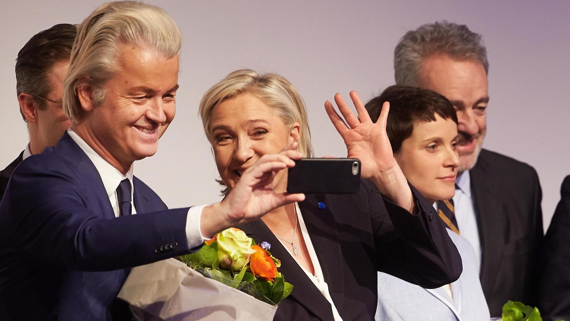 Der Vorsitzende der niederländischen Freiheitspartei, Geert Wilders, die Vorsitzende des französischen Front National (FN), Marine Le Pen und die AFD-Vorsitzende Frauke Petry während einer Tagung (21.01.17) in Koblenz der rechtspopulistischen ENF-Fraktion. Der Vorsitzende der niederländischen Freiheitspartei, Geert Wilders, die Vorsitzende des französischen Front National (FN), Marine Le Pen und die AFD-Vorsitzende Frauke Petry während einer Tagung (21.01.17) in Koblenz der rechtspopulistischen ENF-Fraktion.