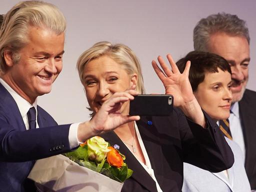 Der Vorsitzende der niederländischen Freiheitspartei, Geert Wilders, die Vorsitzende des französischen Front National (FN), Marine Le Pen und die AFD-Vorsitzende Frauke Petry während einer Tagung (21.01.17) in Koblenz der rechtspopulistischen ENF-Fraktion.