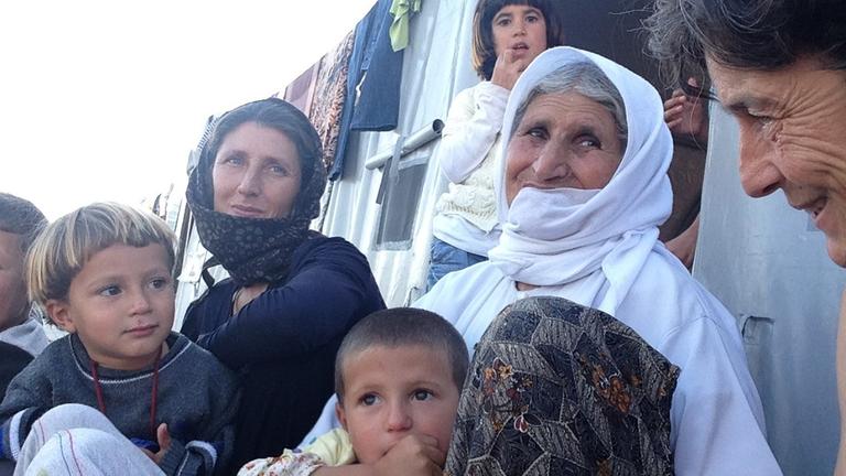 Jesidische Flüchtlinge in einem Flüchtlingslager bei Batman im Südosten der Türkei Jesidische Flüchtlinge in einem Flüchtlingslager bei Batman im Südosten der Türkei