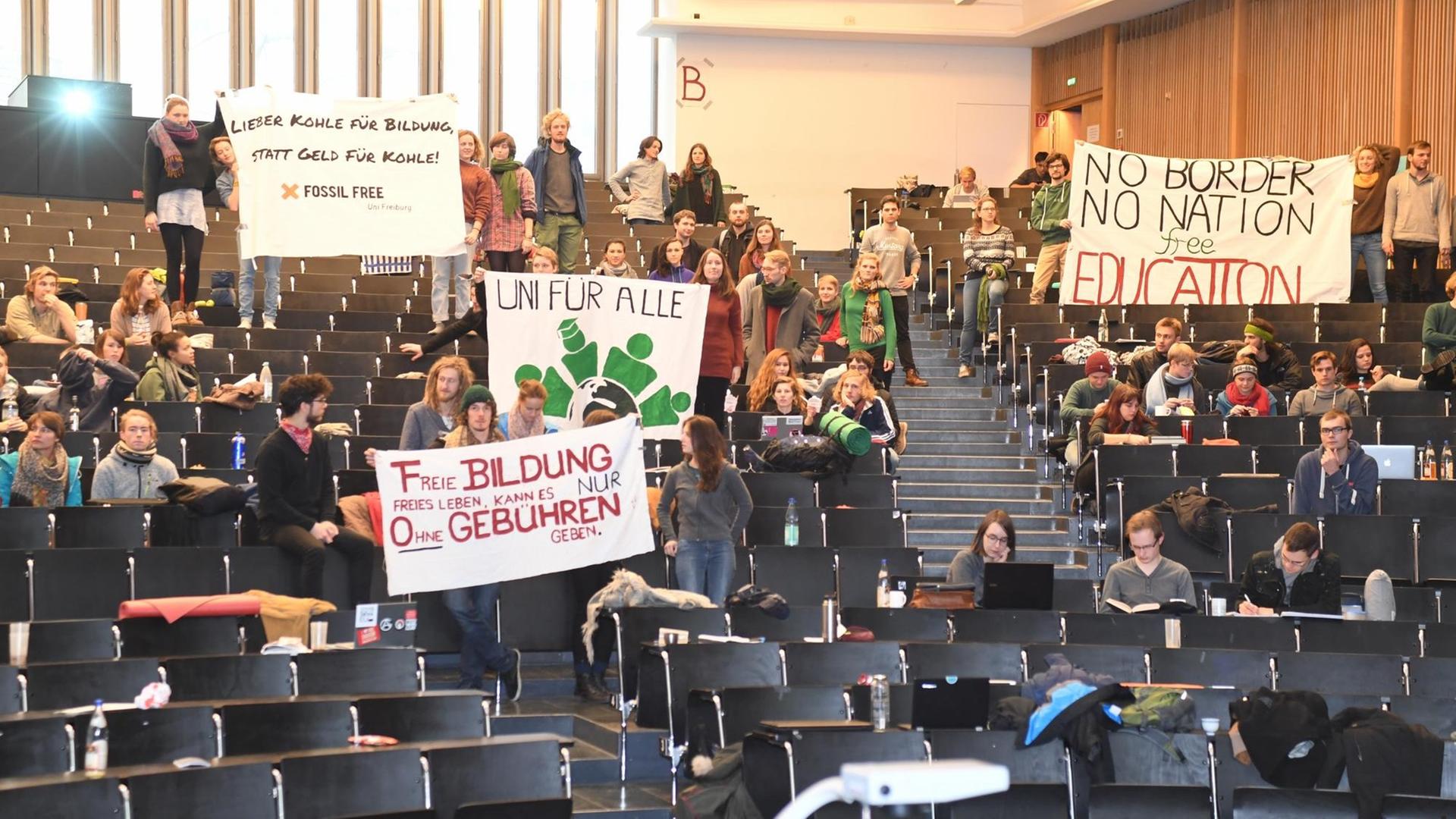 Studenten in Freiburg demonstrieren im Audimax, Kollegiengebäude II in der Universität in Freiburg (Baden-Württemberg) am 15.12.2016 gegen geplante neue Studiengebühren. Studenten in Freiburg demonstrieren im Audimax, Kollegiengebäude II in der Universität in Freiburg (Baden-Württemberg) am 15.12.2016 gegen geplante neue Studiengebühren.