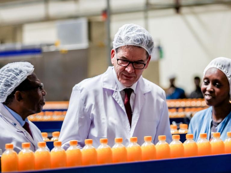 Entwicklungsminister Gern Müller (CSU) auf Dienstreise in Kenia, hier beim Besuch einer Saftabfüllung in Nairobi