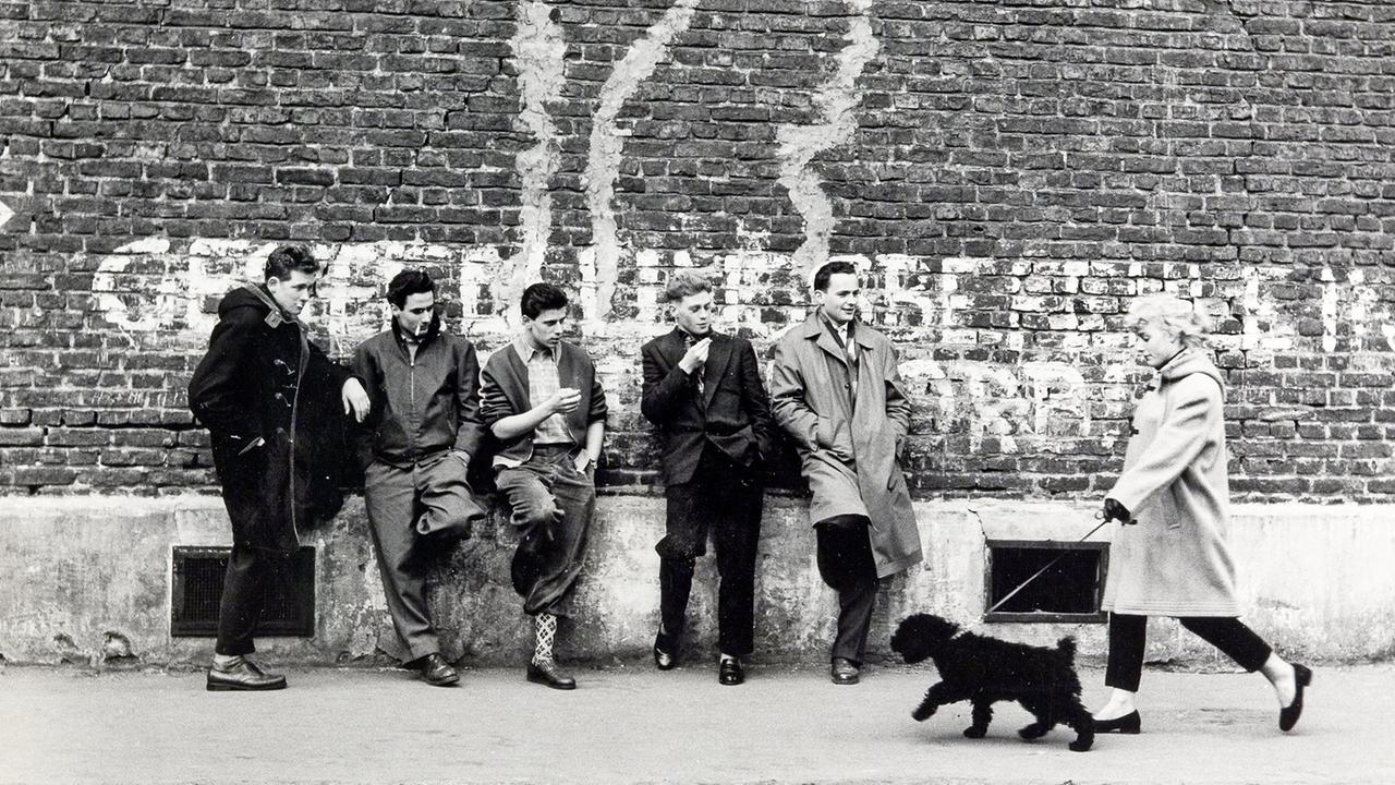 Alltagsszenen aus Köln – der Fotograf Heinz Held hat auf seinen Streifzügen durch die Stadt das gewöhnliche Leben festgehalten. Seine Werke sind fast vergessen – mehr als 30.000 Bilder aus der ganzen Welt warten im Depot des Kölner Museum Ludwig darauf, erforscht und eines Tages ausgestellt zu werden. Alltagsszenen aus Köln – der Fotograf Heinz Held hat auf seinen Streifzügen durch die Stadt das gewöhnliche Leben festgehalten. Seine Werke sind fast vergessen – mehr als 30.000 Bilder aus der ganzen Welt warten im Depot des Kölner Museum Ludwig darauf, erforscht und eines Tages ausgestellt zu werden.