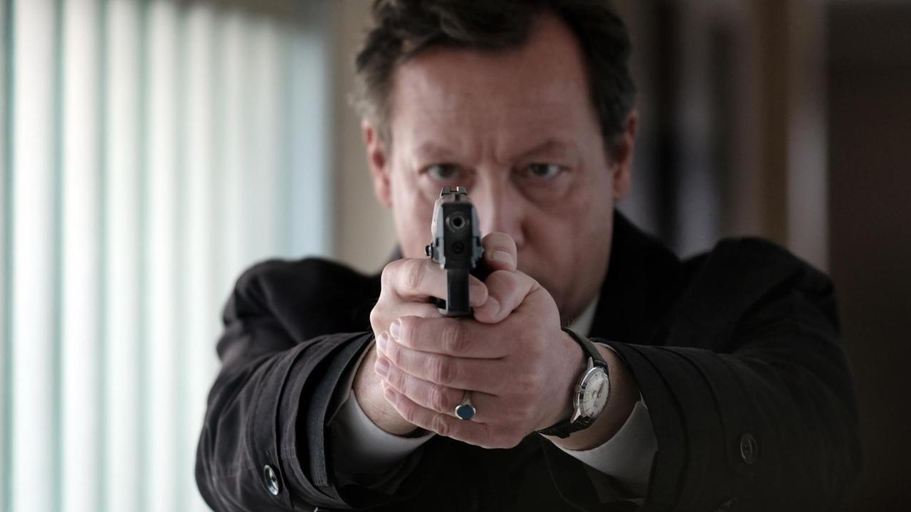 Matthias Brandt in einem Szenenfoto als Kriminalhauptkommissar Hanns von Meuffels im "Polizeiruf 110: Tatorte", der letzten Episode, in der Brandt die Rolle spielt. Matthias Brandt in einem Szenenfoto als Kriminalhauptkommissar Hanns von Meuffels im "Polizeiruf 110: Tatorte", der letzten Episode, in der Brandt die Rolle spielt.