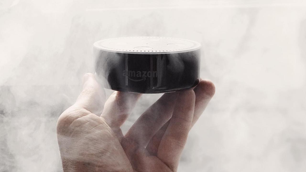 Amazon Echo Dot ist ein sprachgesteuertes Gerät, das mithilfe von Alexa Musik wiedergibt und gehört zu den Smart-Home-Geräten. Amazon Echo Dot ist ein sprachgesteuertes Gerät, das mithilfe von Alexa Musik wiedergibt und gehört zu den Smart-Home-Geräten.