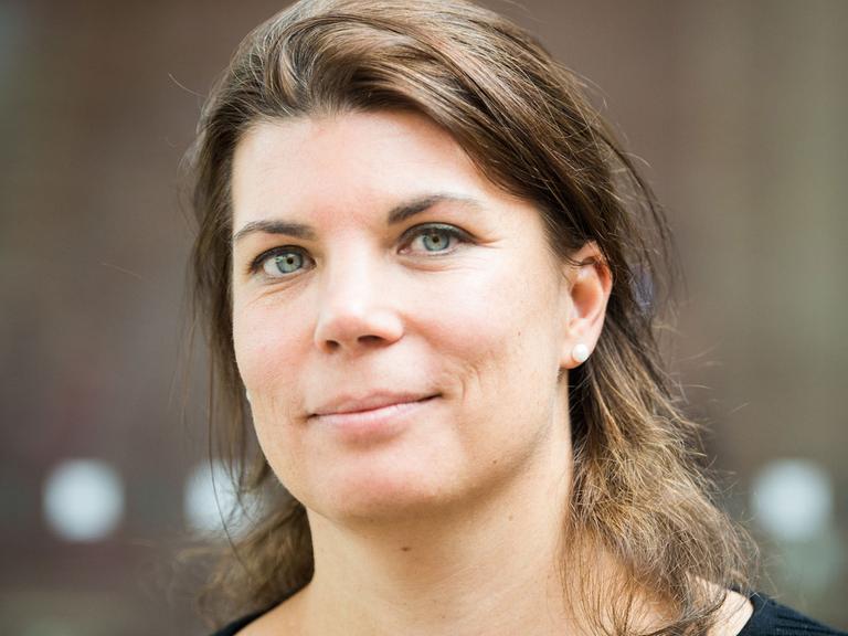 Die Autorin Helgard Kim Haug (Rimini Protokoll) blickt in die Kamera.