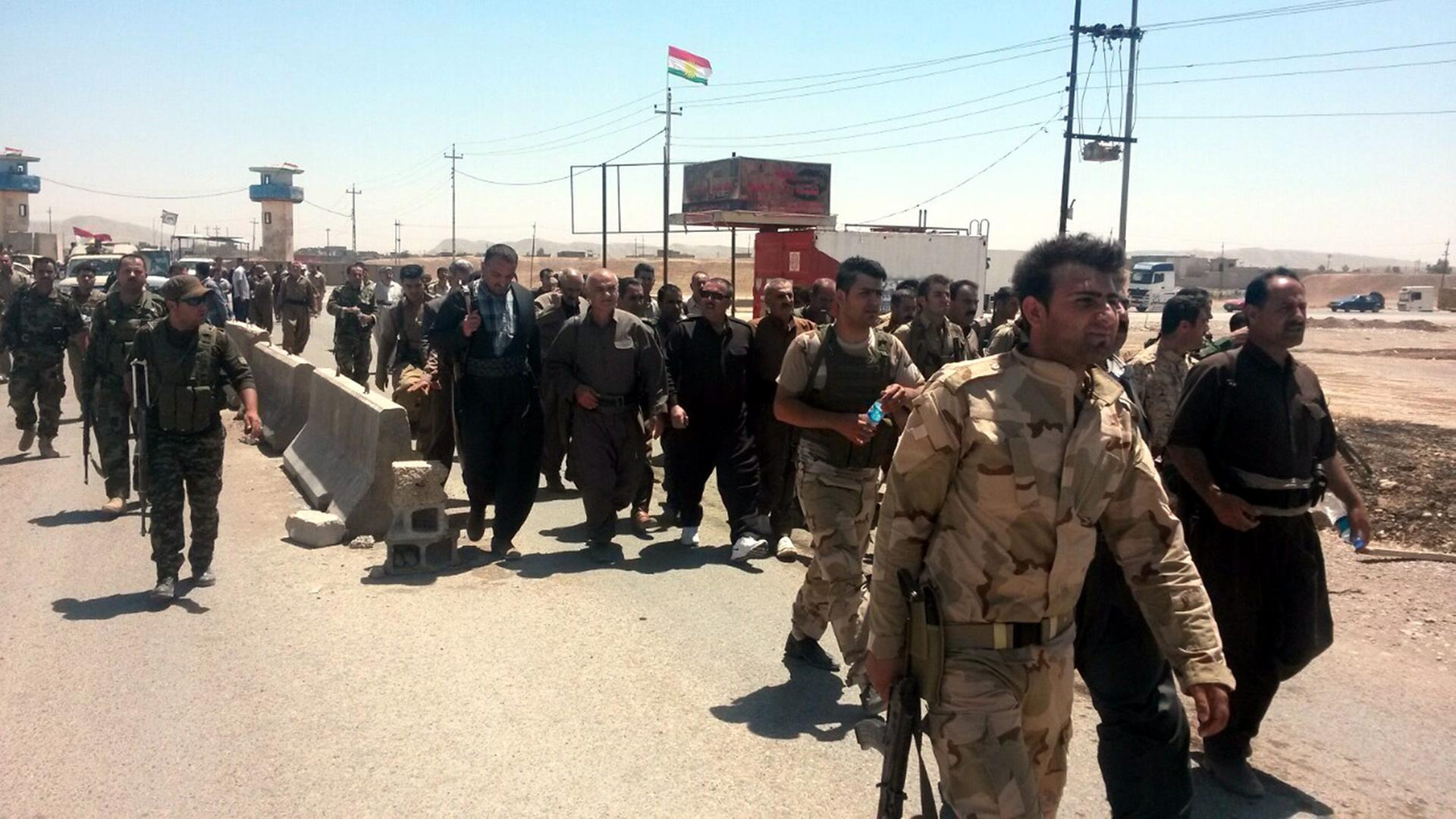Kämpfer der kurdischen Peschmerga-Truppen erreichen am 22.6.2014 Tuz Khurmatu, 170 Kilometer nördlich von Bagdad. Die Peschmerga übernahmen die Kontrolle über die Stadt. Kämpfer der kurdischen Peschmerga-Truppen erreichen am 22.6.2014 Tuz Khurmatu, 170 Kilometer nördlich von Bagdad. Die Peschmerga übernahmen die Kontrolle über die Stadt.