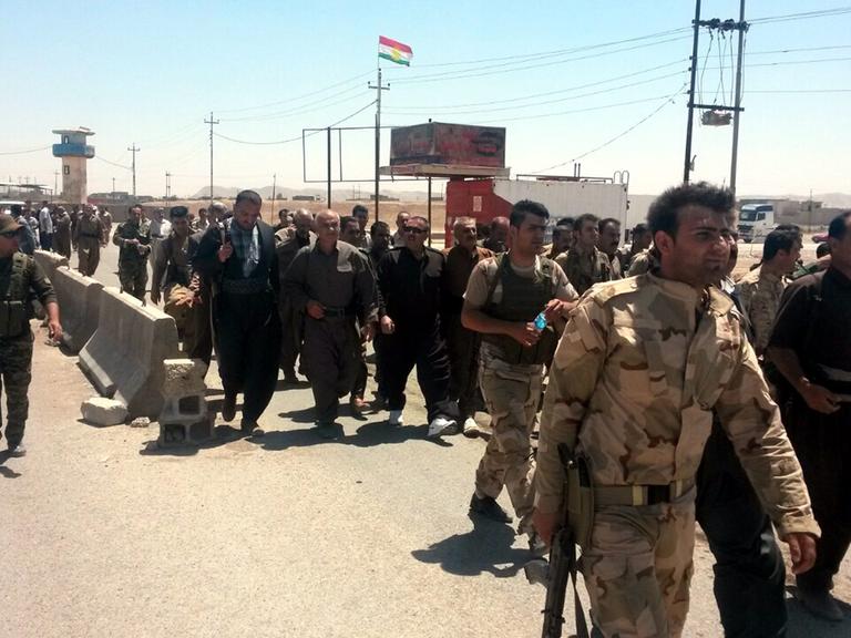 Kämpfer der kurdischen Peschmerga-Truppen erreichen am 22.6.2014 Tuz Khurmatu, 170 Kilometer nördlich von Bagdad. Die Peschmerga übernahmen die Kontrolle über die Stadt.