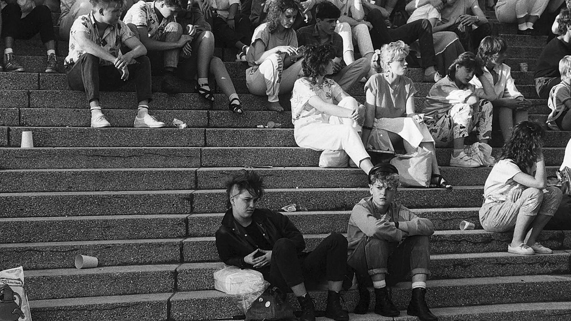 Jugendliche hängen auf einer Treppe ab - Aufnahme von 1987 in Ostberlin. Jugendliche hängen auf einer Treppe ab - Aufnahme von 1987 in Ostberlin.