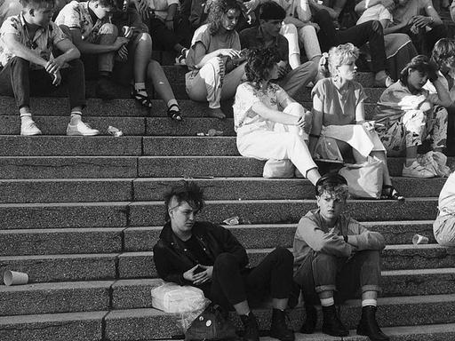 Jugendliche hängen auf einer Treppe ab - Aufnahme von 1987 in Ostberlin.