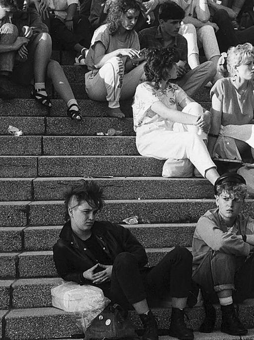 Jugendliche hängen auf einer Treppe ab - Aufnahme von 1987 in Ostberlin.