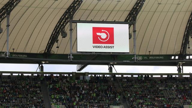 Anzeige des Video Assist beim Spiel VfL Wolfsburg gegen den BVB.