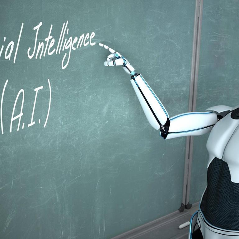 Ein humanoider Roboter steht vor einer Schultafel. Er zeigt mit dem Finger auf den Schriftzug "Artificial Intelligence (AI)".