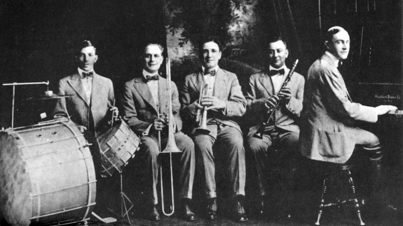 Die Original Dixieland Jazz Band (bis Mitte 1917 Original Dixieland Jass Band) auf einem historischen Foto