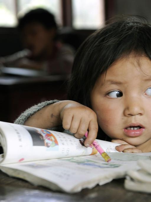 Ein Mädchen an einem Schulpult in China.