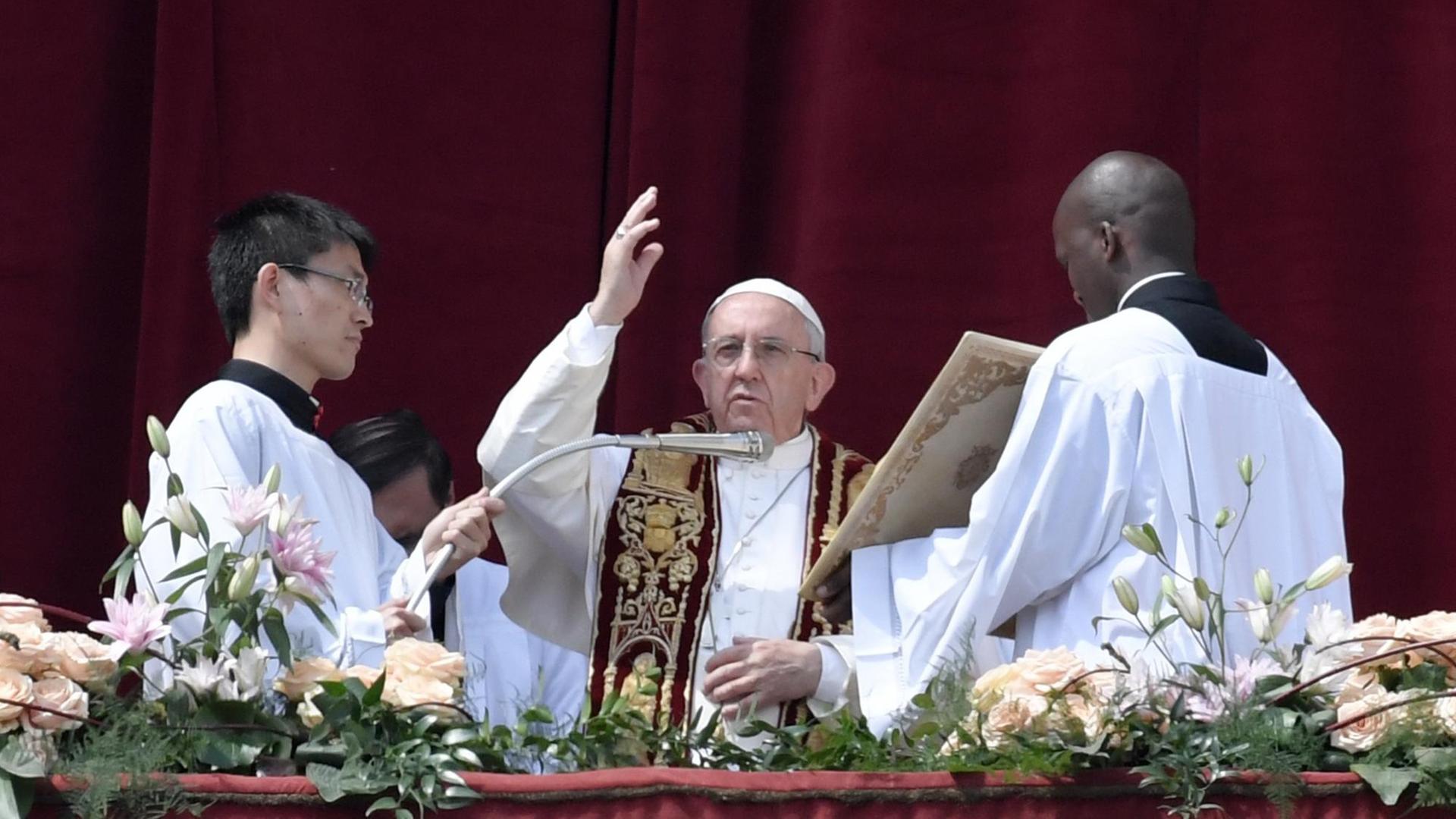 Papst Franziskus erteilt am 16.4.17 vom Balkon des Petersdoms aus den traditionellen Ostersegen "Urbi et Orbi".