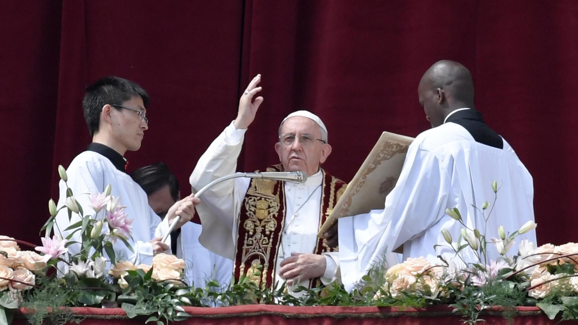 Papst Franziskus erteilt am 16.4.17 vom Balkon des Petersdoms aus den traditionellen Ostersegen "Urbi et Orbi". Papst Franziskus erteilt am 16.4.17 vom Balkon des Petersdoms aus den traditionellen Ostersegen "Urbi et Orbi".