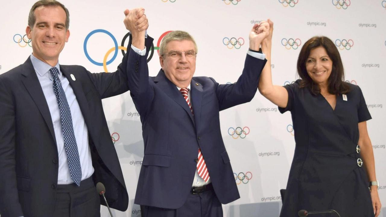 IOC-Präsident Thomas Bach (Mitte) mit Eric Garcetti, Bürgermeister von Los Angeles, und Anne Hidalog, Bürgermeisterin von Paris IOC-Präsident Thomas Bach (Mitte) mit Eric Garcetti, Bürgermeister von Los Angeles, und Anne Hidalog, Bürgermeisterin von Paris