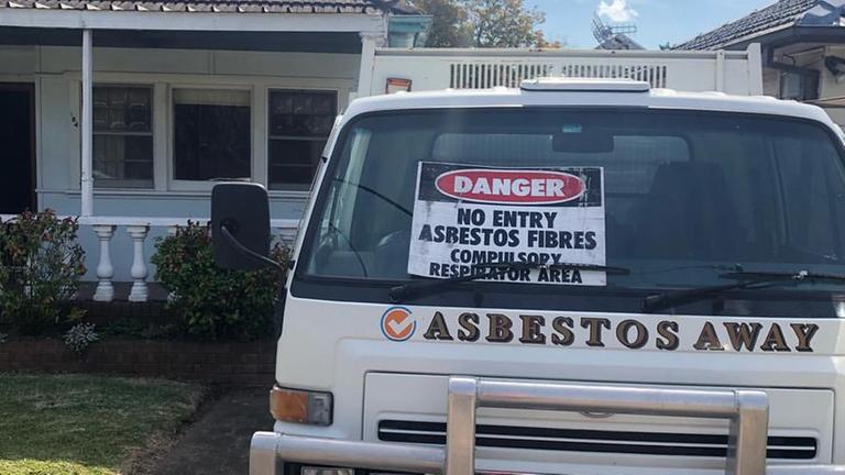 "Asbestos away" – Special service für Hausbesitzer. "Asbestos away" – Special service für Hausbesitzer.