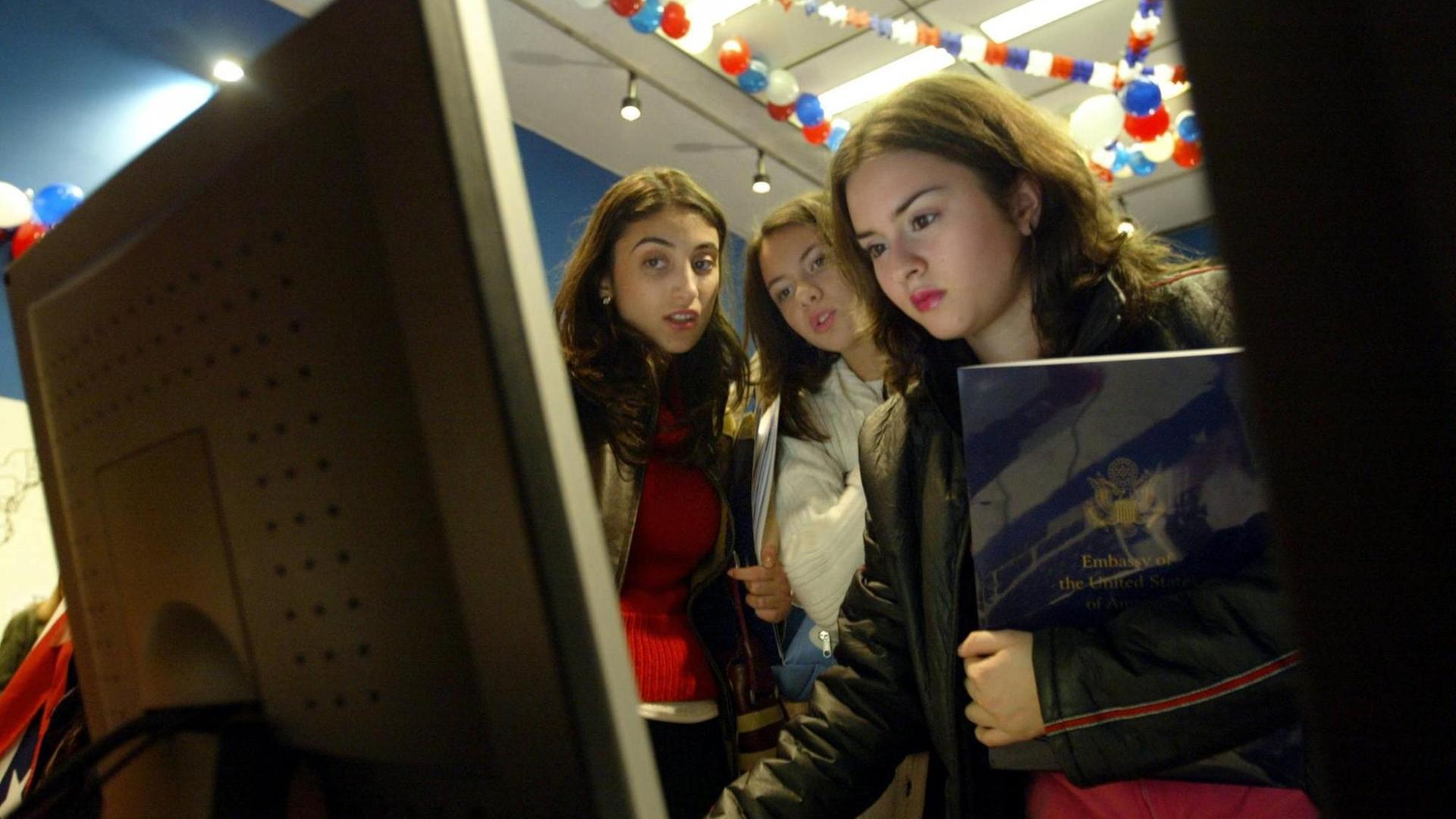 Jugendliche in Rumäniens Hauptstadt Bukarest blicken auf einen Computerbildschirm während der US-Präsidentschaftswahl 2004.
