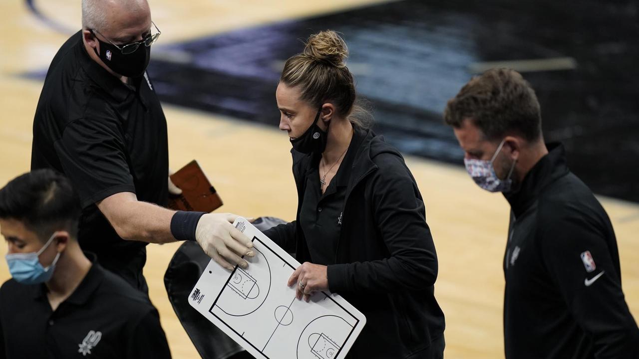 Klare Spielidee: Coach Becky Hammon bei ihrem ersten Einsatz als Cheftrainerin. Klare Spielidee: Coach Becky Hammon bei ihrem ersten Einsatz als Cheftrainerin.