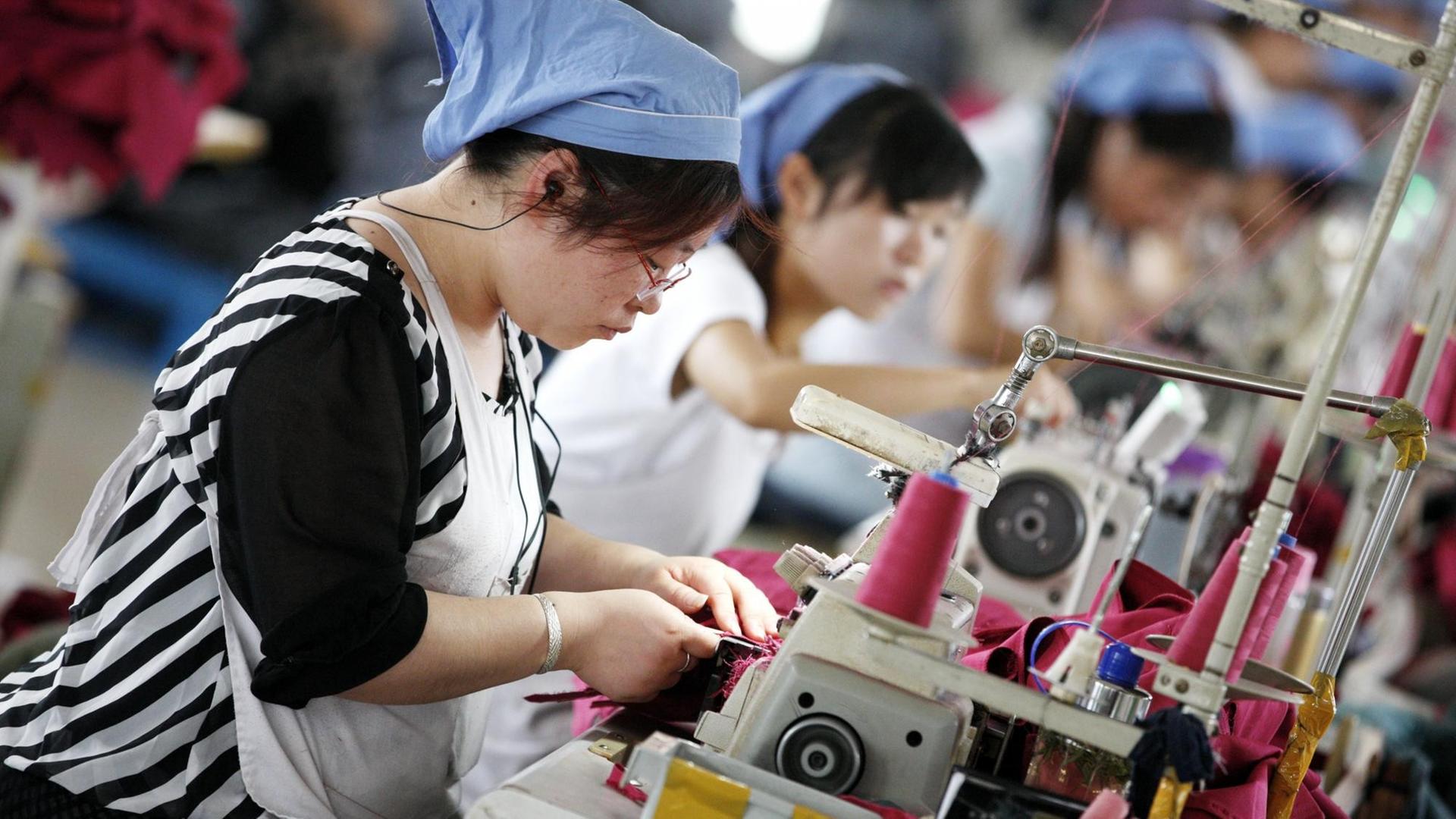 Chinesische Näherinnen in einer Textilfabrik in China