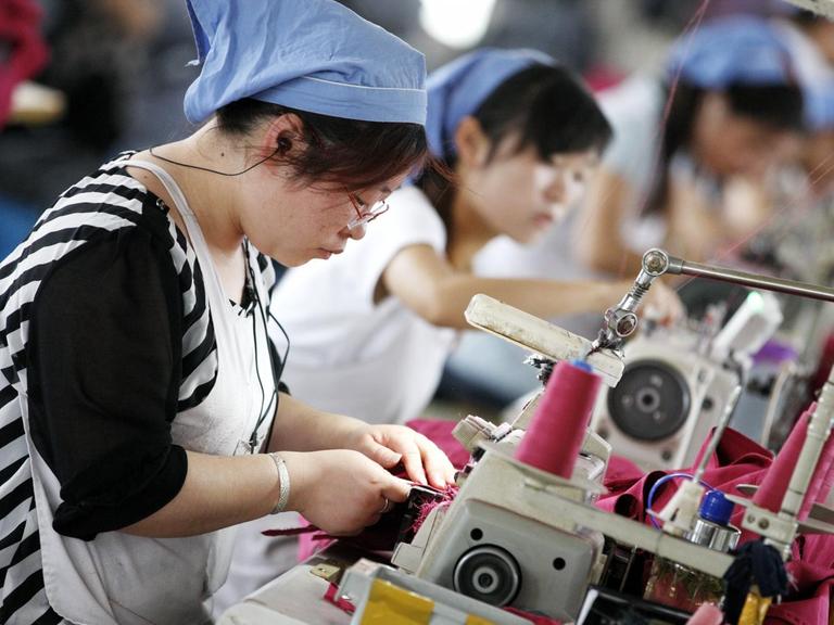 Chinesische Näherinnen in einer Fabrik