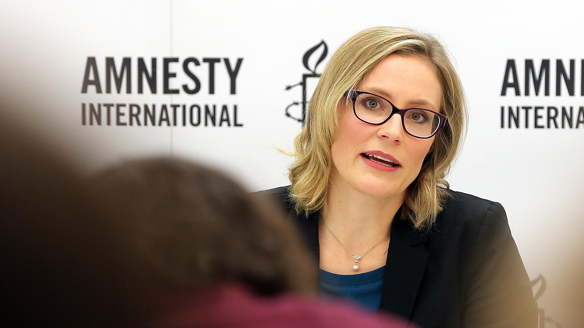 Die Expertin für internationales Recht, Maria Scharlau, beantwortet am 09.12.2014 in Berlin, während einer Pressekonferenz von Amnesty International zum Internationalen Tag der Menschenrechte 2014 und zu 30 Jahre UN-Antifolterkonvention, Fragen von Journalisten. Die Expertin für internationales Recht, Maria Scharlau, beantwortet am 09.12.2014 in Berlin, während einer Pressekonferenz von Amnesty International zum Internationalen Tag der Menschenrechte 2014 und zu 30 Jahre UN-Antifolterkonvention, Fragen von Journalisten.