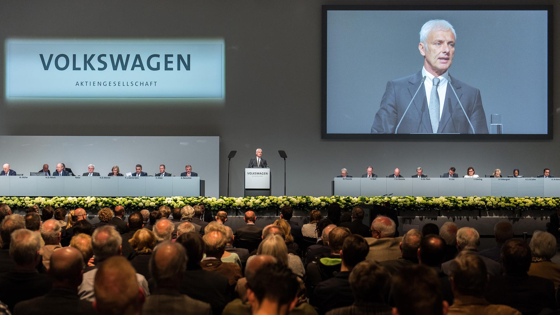 Matthias Müller, Vorstandsvorsitzender der Volkswagen AG, spricht bei der Hauptversammlung der Volkswagen AG auf dem Messegelände der Deutsche Messe AG in Hannover. Matthias Müller, Vorstandsvorsitzender der Volkswagen AG, spricht bei der Hauptversammlung der Volkswagen AG auf dem Messegelände der Deutsche Messe AG in Hannover.