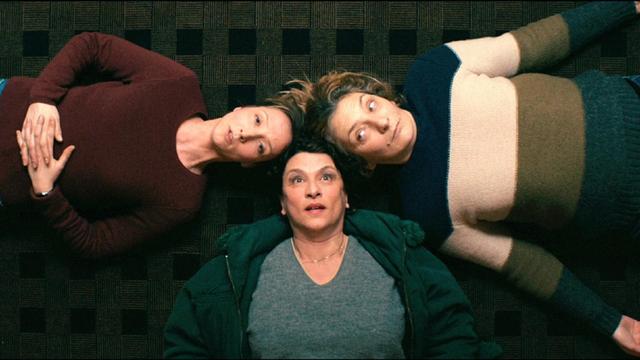 Szene aus dem Film „Der Glanz der Unsichtbaren“: Drei Frauen liegen kreuzförmig auf dem Rücken und blicken zur Decke
