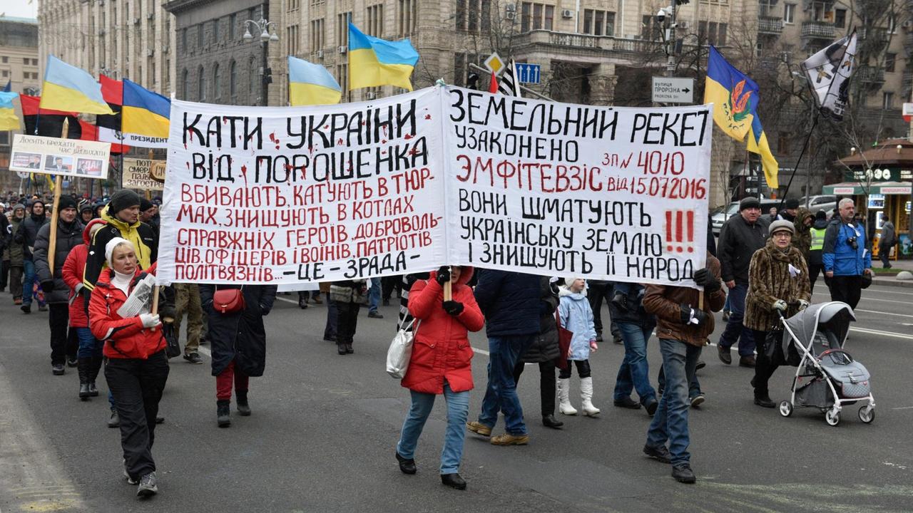 Unterstützer des früheren georgischen Präsidenten Michail Saakaschwili demonstrieren in Kiew gegen den ukrainischen Präsidenten Petro Poroschenko.