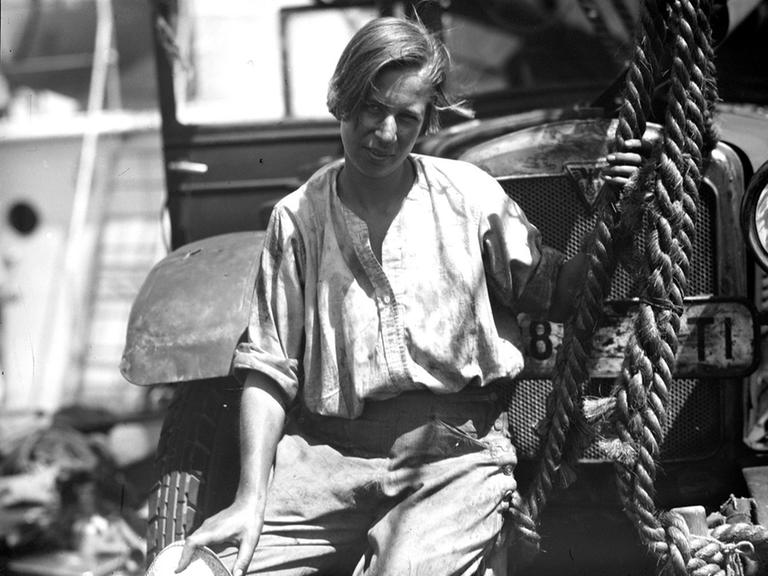 Undatierte Aufnahme zeigt Clärenore Stinnes vor ihrem "Adler Standard 6", mit dem sie von 1927 bis 1929 als erste Frau der Welt die ganze Welt mit einem Auto umrundet hat.
