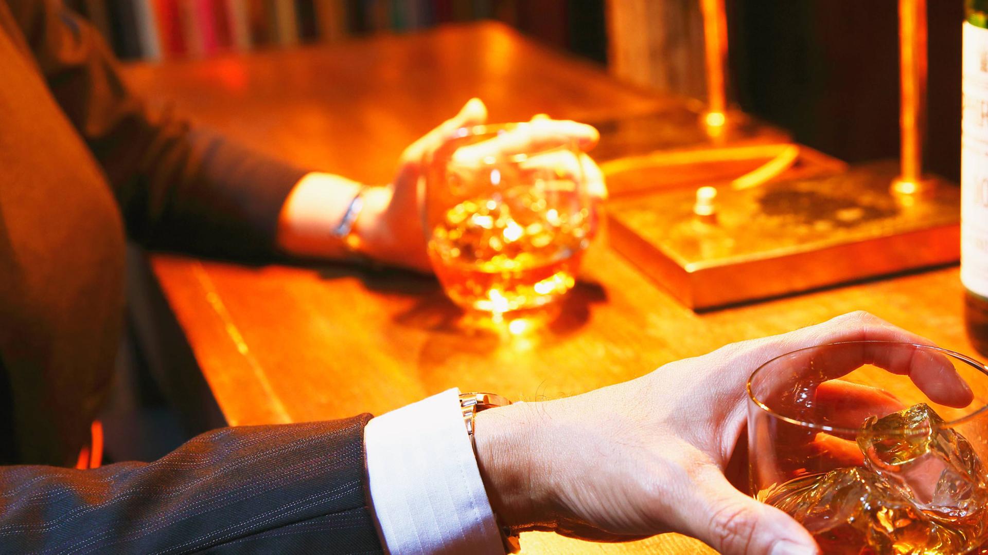 In einer Bar lernt Grünberg eine junge Frau kennen In einer Bar lernt Grünberg eine junge Frau kennen