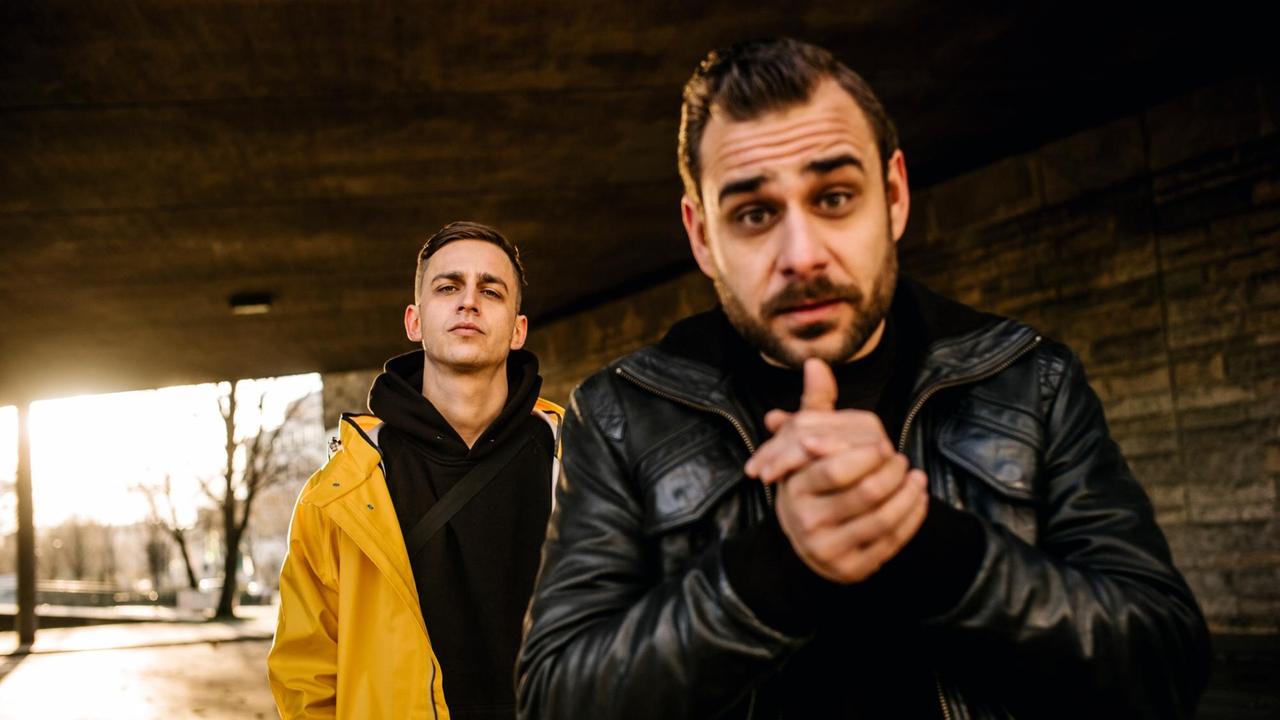 Das Rap-Duo Mädness und Döll steht im Gegenlicht unter einer Unterführung. Das Rap-Duo Mädness und Döll steht im Gegenlicht unter einer Unterführung.