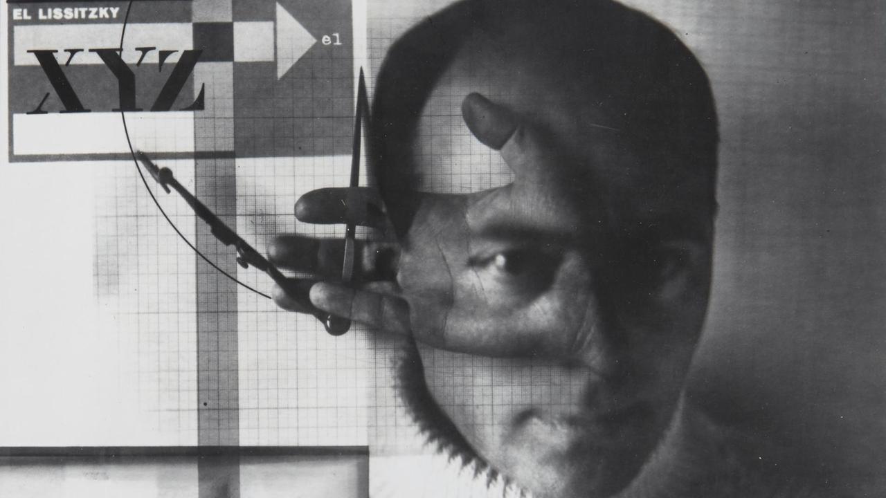 Eine Schwarzweißcollage: Ein Gesicht eines Mannes, auf dem eine Hand zu erkennen, die einen Zirkel zwischen den Fingern hält. Außerdem der Schriftzug "El Lissitzky XYZ" sowie allerlei geometrische Formen.