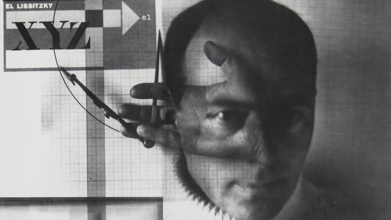 Eine Schwarzweißcollage: Ein Gesicht eines Mannes, auf dem eine Hand zu erkennen, die einen Zirkel zwischen den Fingern hält. Außerdem der Schriftzug "El Lissitzky XYZ" sowie allerlei geometrische Formen. Eine Schwarzweißcollage: Ein Gesicht eines Mannes, auf dem eine Hand zu erkennen, die einen Zirkel zwischen den Fingern hält. Außerdem der Schriftzug "El Lissitzky XYZ" sowie allerlei geometrische Formen.