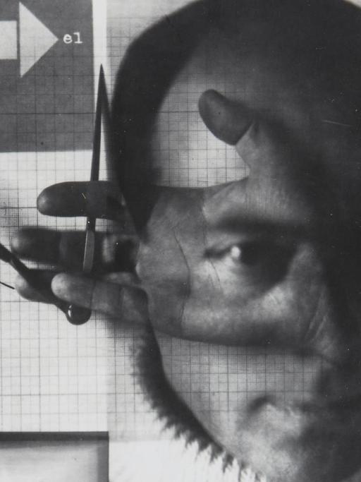 Eine Schwarzweißcollage: Ein Gesicht eines Mannes, auf dem eine Hand zu erkennen, die einen Zirkel zwischen den Fingern hält. Außerdem der Schriftzug "El Lissitzky XYZ" sowie allerlei geometrische Formen.
