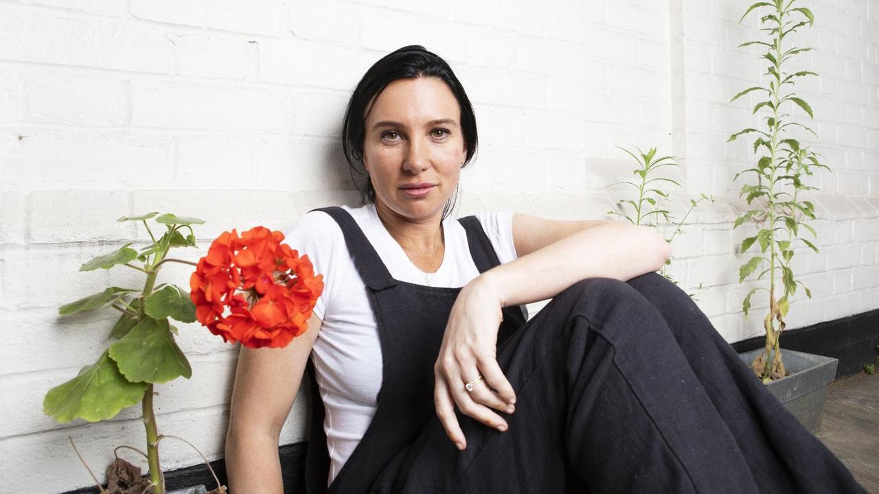 Die amerikanische Autorin Lisa Taddeo posiert im Verlag Bloomsbury Publishing in London, umrahmt von Zimmerpflanzen. Die amerikanische Autorin Lisa Taddeo posiert im Verlag Bloomsbury Publishing in London, umrahmt von Zimmerpflanzen.