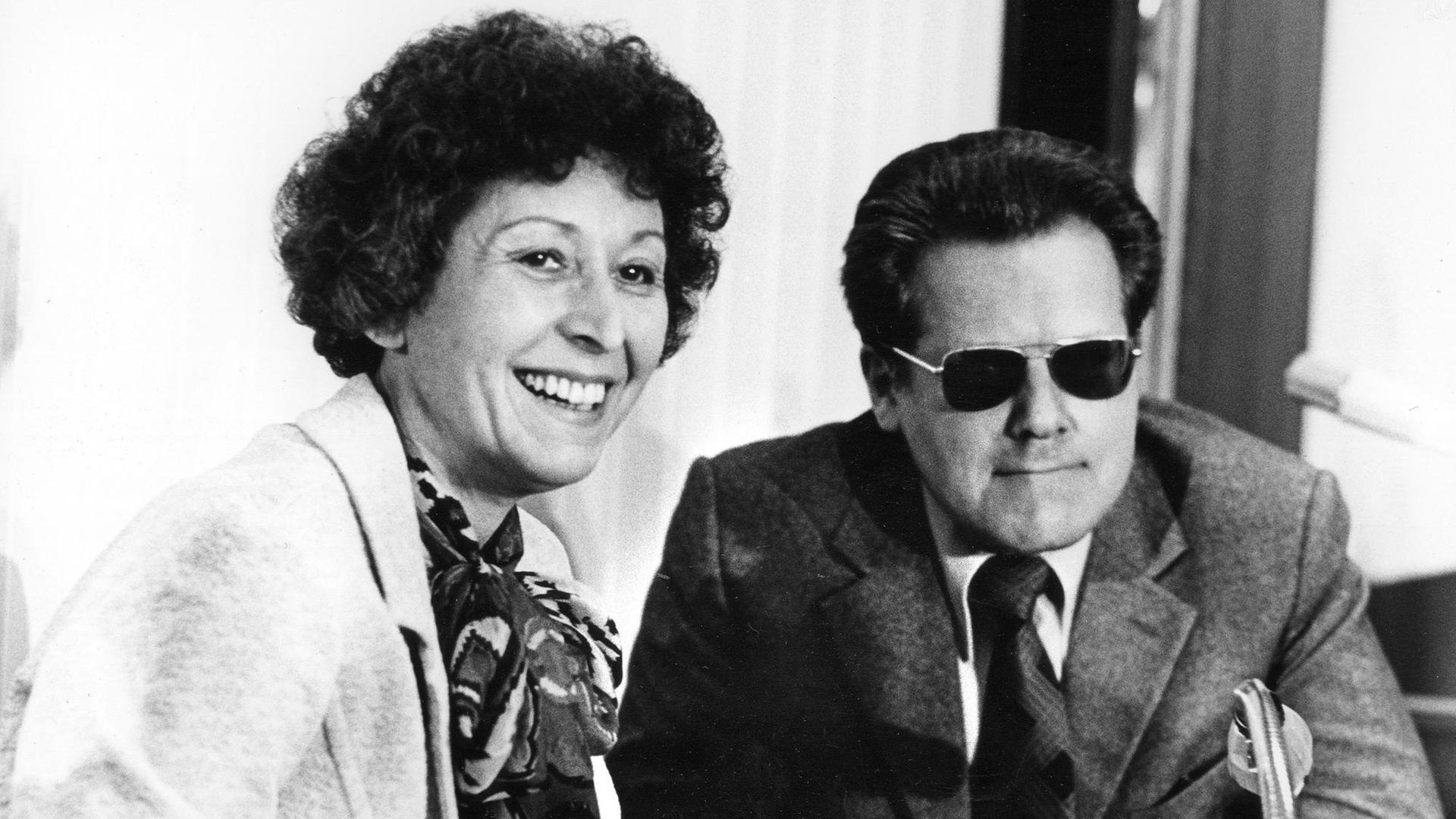 Am 24.06.1975 begann vor dem Oberlandesgericht in Düsseldorf der Spionageprozeß gegen den früheren Referenten im Bundeskanzleramt Günter Guillaume und dessen Ehefrau Christel. Die Bundesanwaltschaft warf Günter Guillaume "schweren Landesverrat und Bruch ihm anvertrauter Dienstgeheimnisse" und seiner Frau "Landesverrat und Beihilfe zum Bruch von Dienstgeheimnissen" vor. Am 24.06.1975 begann vor dem Oberlandesgericht in Düsseldorf der Spionageprozeß gegen den früheren Referenten im Bundeskanzleramt Günter Guillaume und dessen Ehefrau Christel. Die Bundesanwaltschaft warf Günter Guillaume "schweren Landesverrat und Bruch ihm anvertrauter Dienstgeheimnisse" und seiner Frau "Landesverrat und Beihilfe zum Bruch von Dienstgeheimnissen" vor.