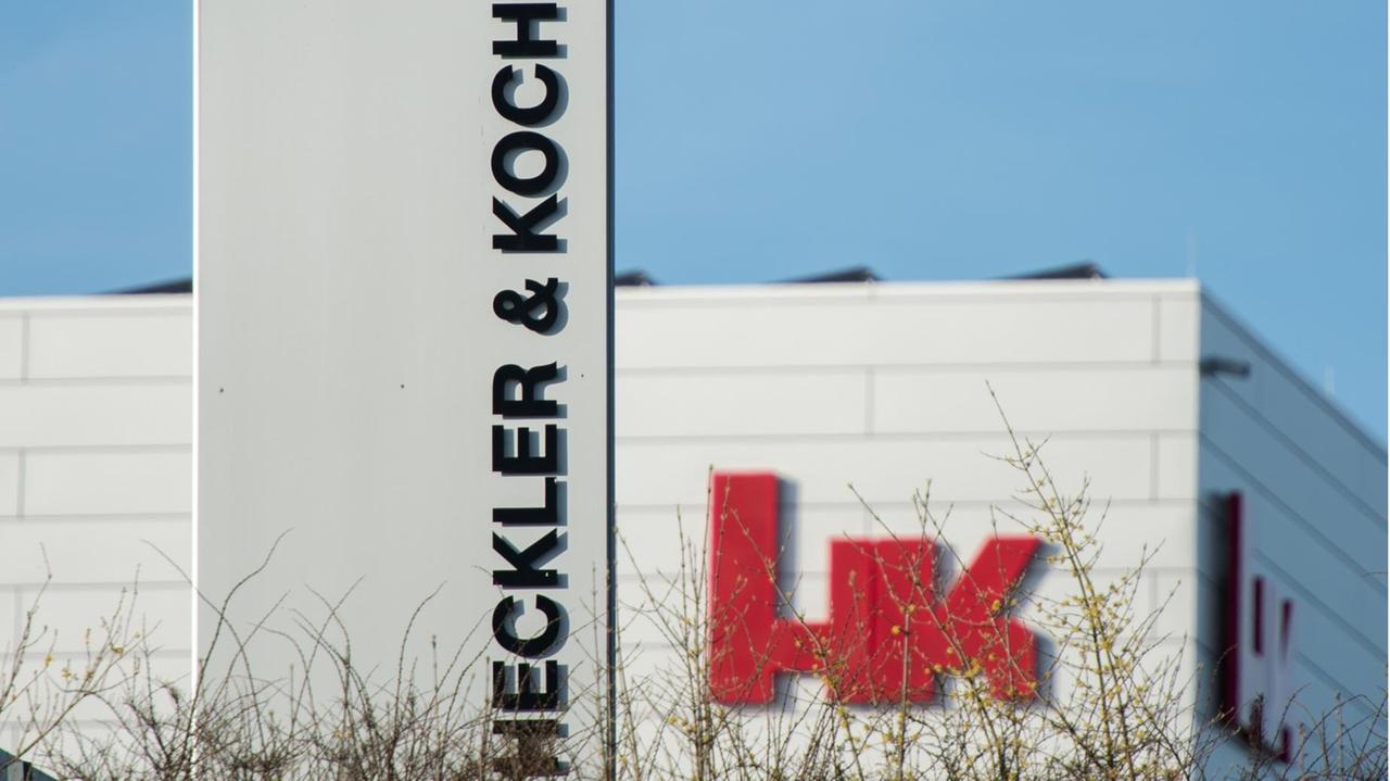 Das Logo der Heckler & Koch GmbH an der Niederlassung des Unternehmens in Oberndorf. Das Logo der Heckler & Koch GmbH an der Niederlassung des Unternehmens in Oberndorf.