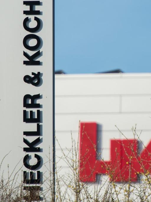 Das Logo der Heckler & Koch GmbH an der Niederlassung des Unternehmens in Oberndorf.