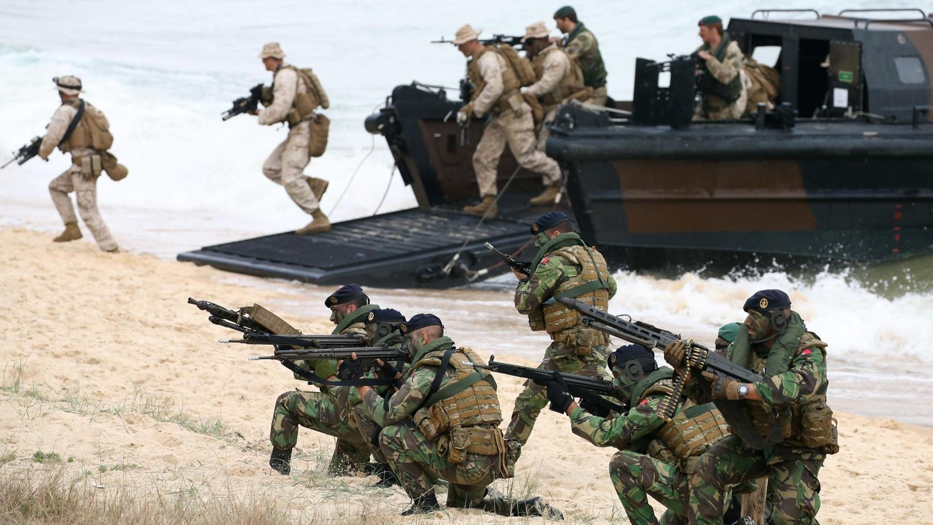 Britische und portugiesische Soldaten während des NATO-Manövers "Trident Juncture" 2015 in Troia, südlich von Lissabon. An dem dreiwöchigen Manöver in Portugal, Italien und Spanien nehmen Soldaten aus 30 Nationen teil. Britische und portugiesische Soldaten während des NATO-Manövers "Trident Juncture" 2015 in Troia, südlich von Lissabon. An dem dreiwöchigen Manöver in Portugal, Italien und Spanien nehmen Soldaten aus 30 Nationen teil.