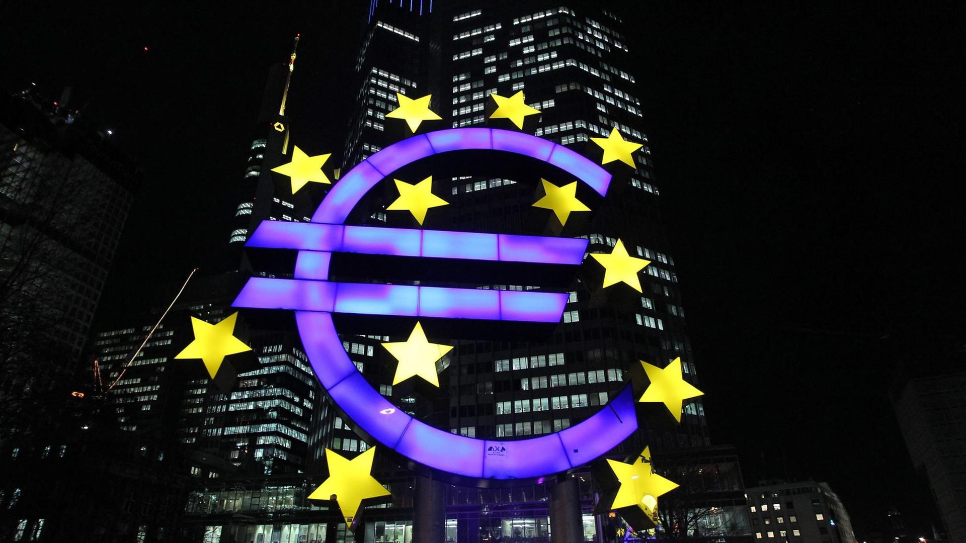 Das leuchtende Euro-Zeichen steht während der Nacht vor der Europäischen Zentralbank (EZB) in Frankfurt am Main. Das leuchtende Euro-Zeichen steht während der Nacht vor der Europäischen Zentralbank (EZB) in Frankfurt am Main.