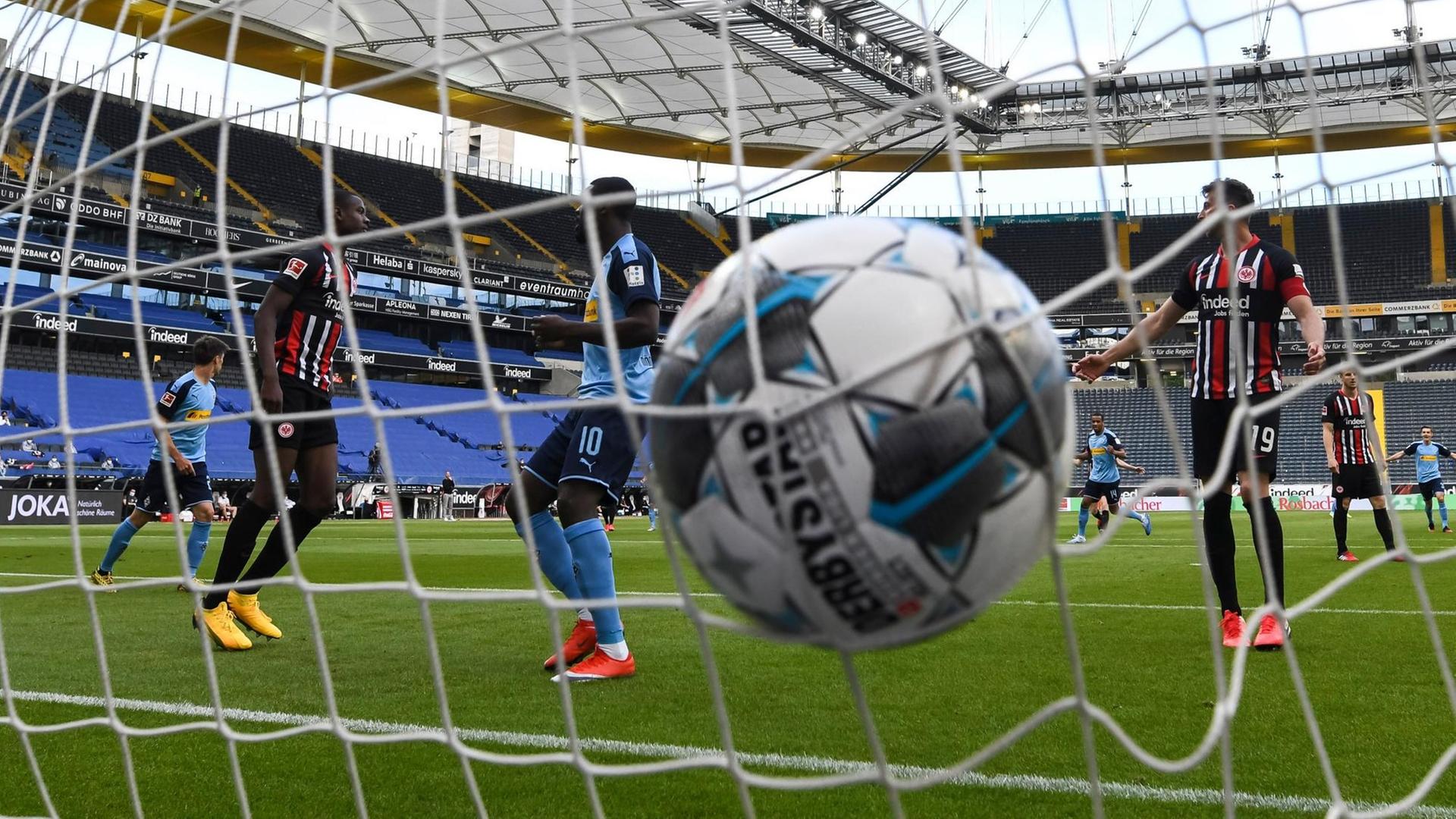 Ein Ball trifft das Netz von dem Tor. Ein Ball trifft das Netz von dem Tor.