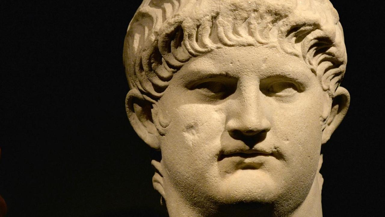 Ein Medienvertreter fotografiert am 12.05.2016 im Rheinischen Landesmuseum in Trier eine Nero-Büste in der Ausstellung "Nero - Kaiser, Künstler und Tyrann". Die Ausstellung mit rund 700 Exponaten in drei Tierer Museen ist vom 14.05.2016 bis 16.10.2016 zu sehen. Ein Medienvertreter fotografiert am 12.05.2016 im Rheinischen Landesmuseum in Trier eine Nero-Büste in der Ausstellung "Nero - Kaiser, Künstler und Tyrann". Die Ausstellung mit rund 700 Exponaten in drei Tierer Museen ist vom 14.05.2016 bis 16.10.2016 zu sehen.