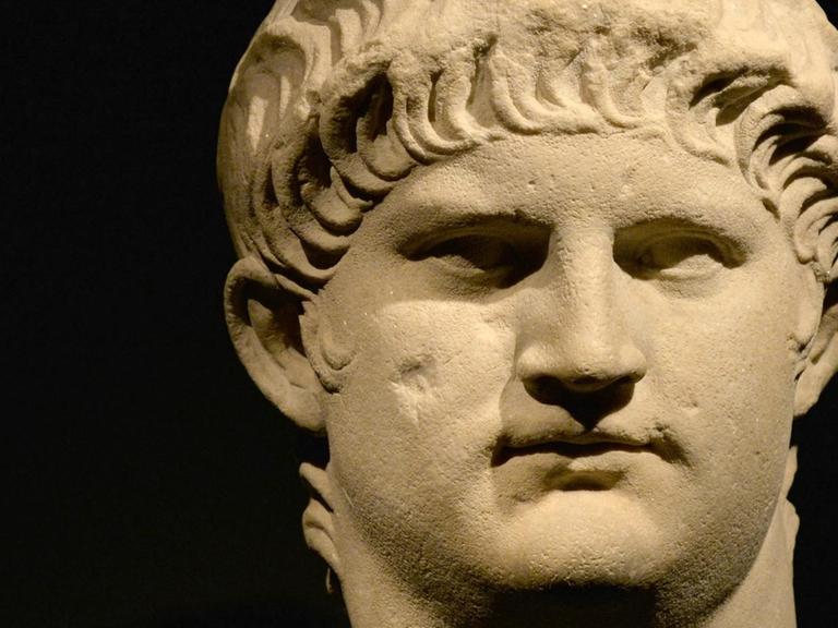 Ein Medienvertreter fotografiert am 12.05.2016 im Rheinischen Landesmuseum in Trier eine Nero-Büste in der Ausstellung "Nero - Kaiser, Künstler und Tyrann". Die Ausstellung mit rund 700 Exponaten in drei Tierer Museen ist vom 14.05.2016 bis 16.10.2016 zu sehen.