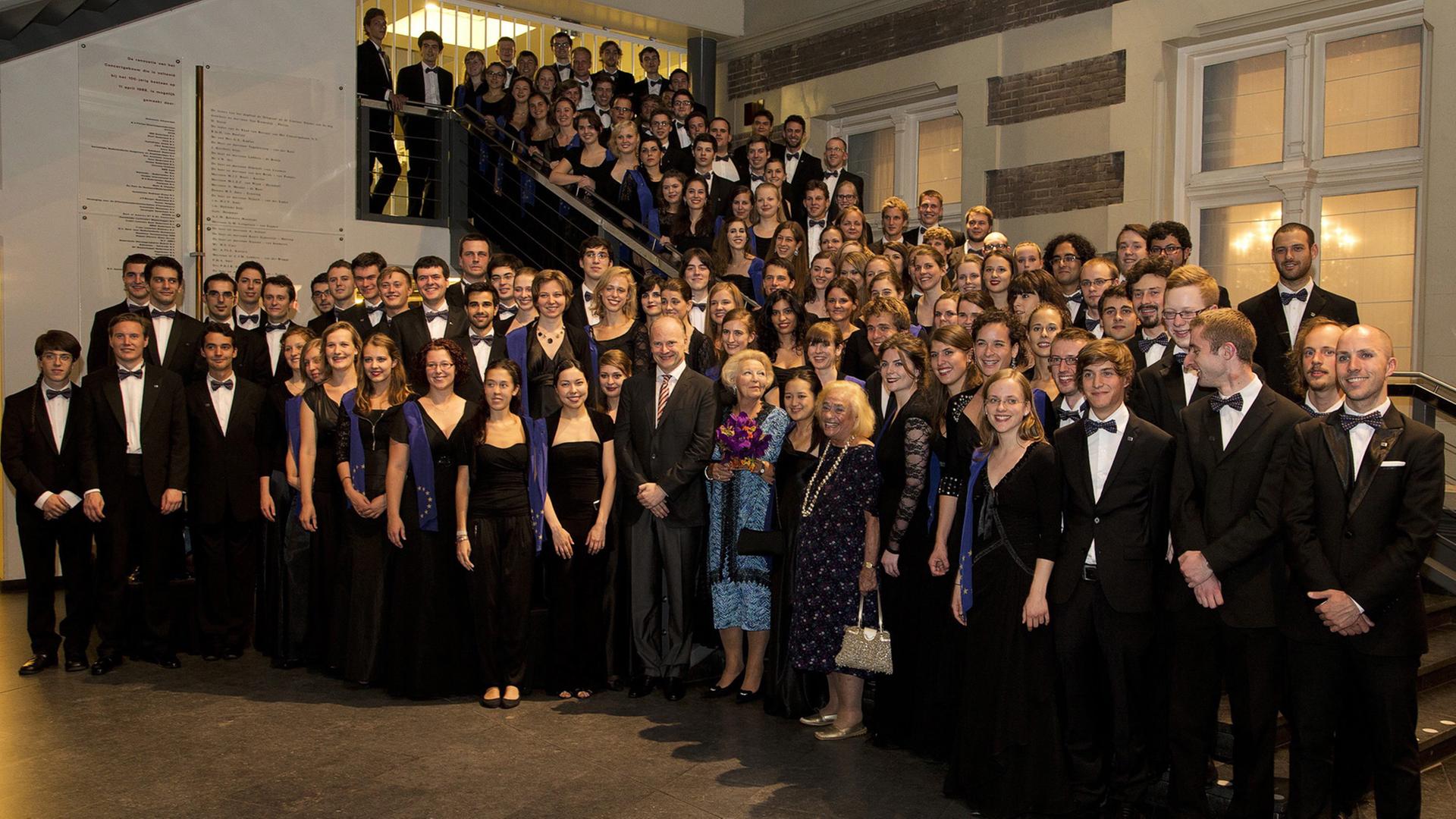 Das Europäische Jugendorchester steht bei einem Konzert im Amsterdamer Concertgebouw im August 2012 zusammen mit der damaligen Königin Beatrix im Treppenhaus